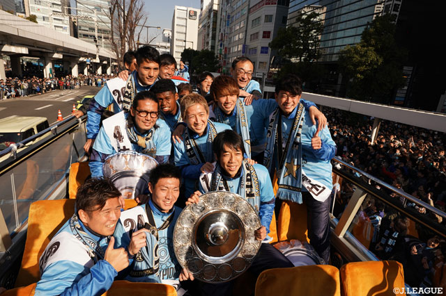 ファン・サポーターの前で記念撮影を行う川崎Ｆの選手【明治安田Ｊ１ 優勝パレード 川崎Ｆ】