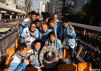 ファン・サポーターの前で記念撮影を行う川崎Ｆの選手【明治安田Ｊ１ 優勝パレード 川崎Ｆ】