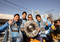 シャーレを持ち記念撮影を行う川崎Ｆの選手(右から中村、井川、田坂、安藤)【明治安田Ｊ１ 優勝パレード 川崎Ｆ】