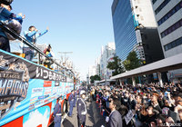 ファン・サポーターからの声援に応える川崎Ｆの選手【明治安田Ｊ１ 優勝パレード 川崎Ｆ】