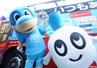 初の優勝パレードを待つふろん太(左)とカブレラ(右)【明治安田Ｊ１ 優勝パレード 川崎Ｆ】