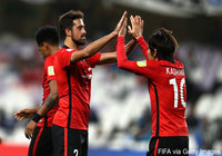 前半に目の覚めるようなロングシュートを決めたマウリシオ（左）と、勝ち越し点をマークした柏木 陽介（右）がハイタッチ【FIFAクラブワールドカップ UAE 2017 ウィダード・カサブランカvs浦和】