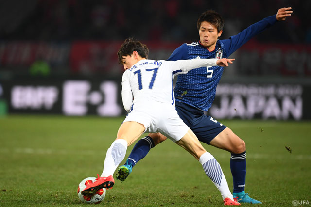激しくボールを奪い合う車屋 紳太郎（川崎Ｆ）【EAFF E-1サッカー選手権2017決勝大会 日本vs韓国】