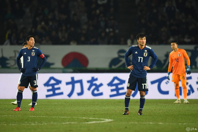 逆転を許し呆然とする今野 泰幸（Ｇ大阪）と昌子 源（鹿島）【EAFF E-1サッカー選手権2017決勝大会 日本vs韓国】