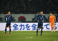 逆転を許し呆然とする今野 泰幸(G大阪)と昌子 源(鹿島)【EAFF E-1サッカー選手権2017決勝大会 日本vs韓国】