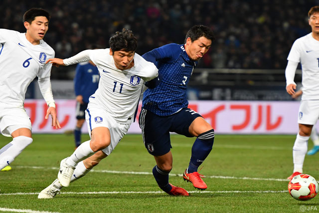 韓国の選手と激しいデュエルをみせる昌子 源（鹿島）【EAFF E-1サッカー選手権2017決勝大会 日本vs韓国】