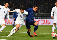 韓国の選手と激しいデュエルをみせる昌子 源（鹿島）【EAFF E-1サッカー選手権2017決勝大会 日本vs韓国】