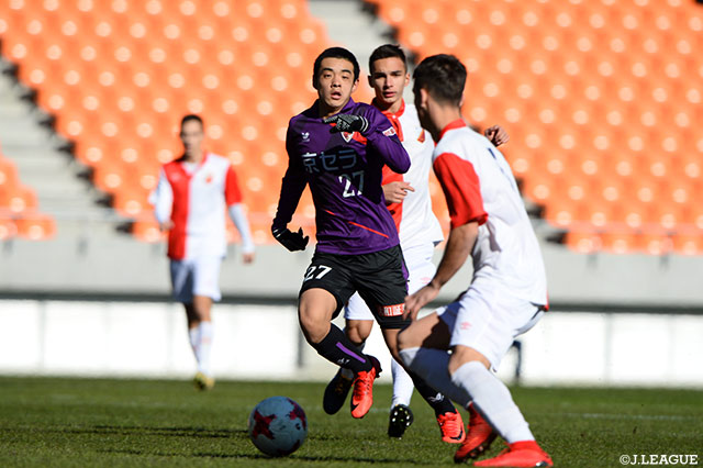 中盤でボールを追う山田 楓喜（京都Ｕ-18）【JINYC GS 第1節 京都Ｕ-18vsヴォイヴォディナ】