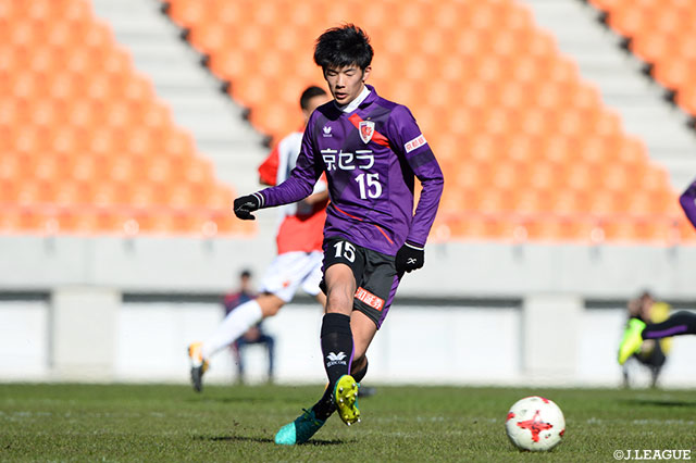 DFラインからボールを繋ぐ竹島 京介（京都Ｕ-18）【JINYC GS 第1節 京都Ｕ-18vsヴォイヴォディナ】