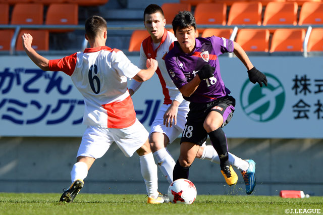 激しいプレッシャーを仕掛ける上月 壮一郎（京都Ｕ-18）【JINYC GS 第1節 京都Ｕ-18vsヴォイヴォディナ】