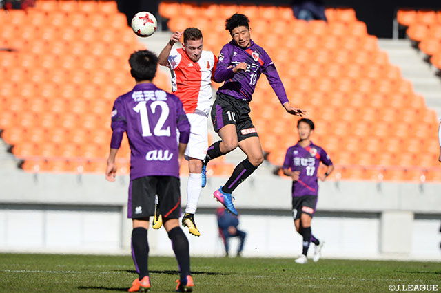 打点の高いヘディングでボールを競り合う杉田 迅（京都Ｕ-18）【JINYC GS 第1節 京都Ｕ-18vsヴォイヴォディナ】