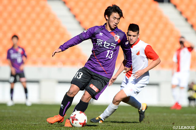 中盤でボールをキープし攻撃を組み立てる福岡 慎平（京都Ｕ-18）【JINYC GS 第1節 京都Ｕ-18vsヴォイヴォディナ】
