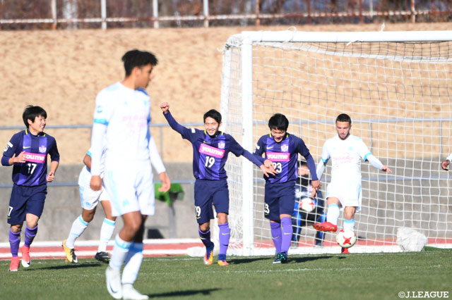 右からのクロスに合わせ、同点ゴールを決めた広島ユースの大堀 亮之介（#19）【JINYC GS 第1節 広島ユースvsオリンピック・マルセイユ】