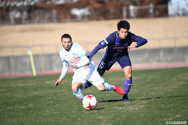 マルセイユの選手と激しくデュエルする東 俊希（広島ユース）【JINYC GS 第1節 広島ユースvsオリンピック・マルセイユ】