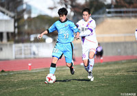 サイドを制するべくマッチアップする森 璃太(川崎F U-18)と野浜 友哉(京都U-18)【JINYC GS 第2節 京都U-18vs川崎F U-18】
