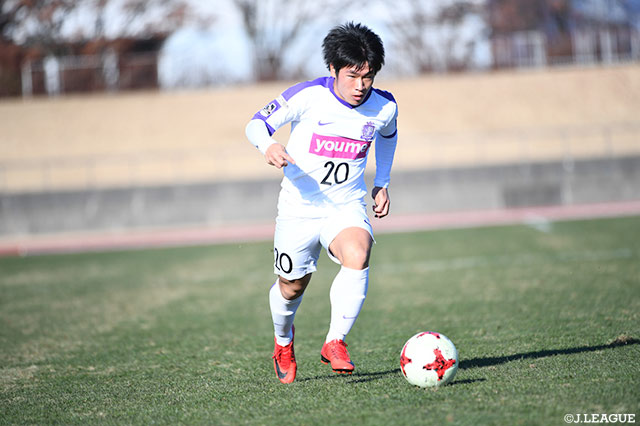 鋭いクロスから先制点を演出した桂 陸人（広島ユース）【JINYC GS 第2節 Ｇ大阪ユースvs広島ユース】