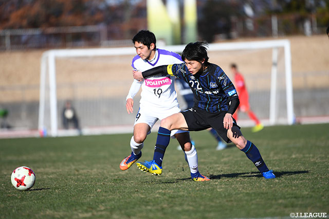 先制点をあげた大堀（左）を厳しくマークするキャプテンの岡治 秀明（Ｇ大阪ユース）【JINYC GS 第2節 Ｇ大阪ユースvs広島ユース】