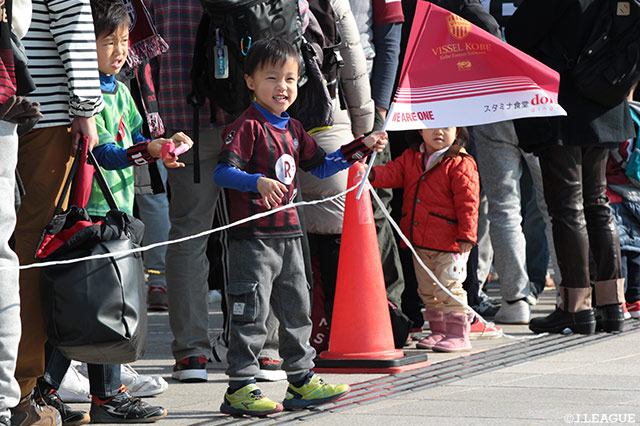 応援グッズを身にまとって、試合応援の準備は万端だ！【天皇杯 準決勝 神戸vsＣ大阪】