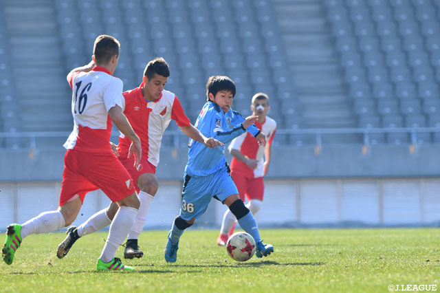 激しいマッチアップを繰り広げる黒川 海翔（川崎Ｆ Ｕ-18）【JINYC GS 第3節 川崎Ｆ Ｕ-18vsヴォイヴォディナ】