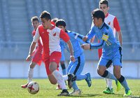 ヴォイヴォディナの選手からボールを奪おうとプレッシャーを掛ける川崎Ｆ Ｕ-18の選手たち【JINYC GS 第3節 川崎Ｆ Ｕ-18vsヴォイヴォディナ】