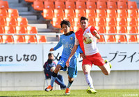 激しいマッチアップを繰り広げる澤田 泰大（川崎Ｆ Ｕ-18）【JINYC GS 第3節 川崎Ｆ Ｕ-18vsヴォイヴォディナ】