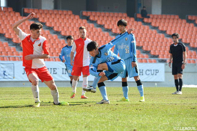 落ち着いてシュートを決めた宮城 天（川崎Ｆ Ｕ-18）【JINYC GS 第3節 川崎Ｆ Ｕ-18vsヴォイヴォディナ】