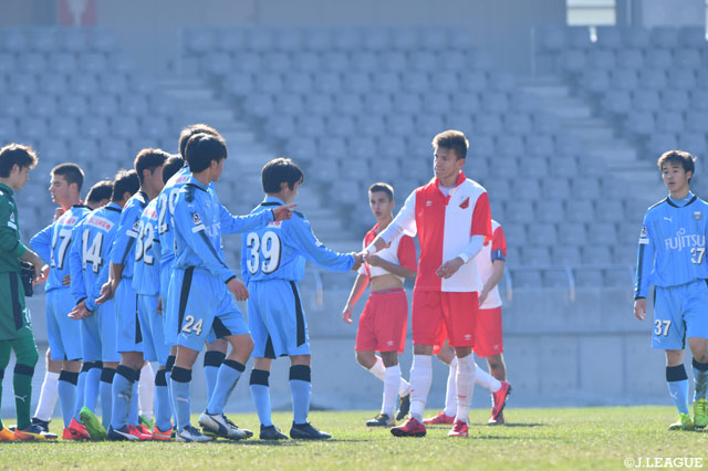 お互いの健闘を称え合えあう両選手たち【JINYC GS 第3節 川崎Ｆ Ｕ-18vsヴォイヴォディナ】