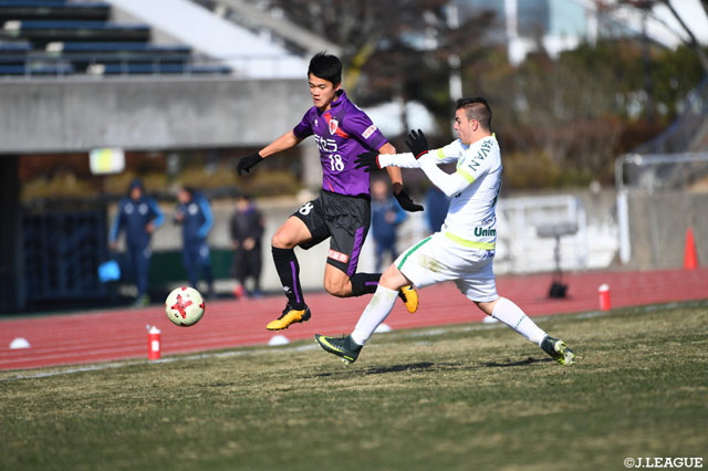 シャペコエンセの選手からボールを奪い、突破する上月 壮一郎（京都Ｕ-18）【JINYC GS 第3節 京都Ｕ-18vsシャペコエンセ】