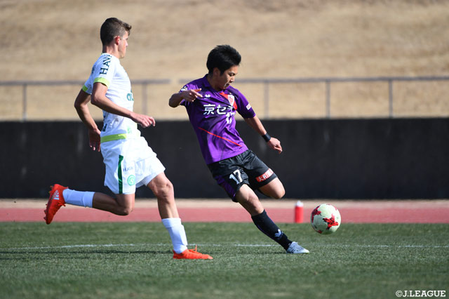 果敢にゴールを狙う服部 航平（京都Ｕ-18）【JINYC GS 第3節 京都Ｕ-18vsシャペコエンセ】