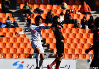 激しい空中戦を繰り広げる山﨑 大地（広島ユース）【JINYC GS 第3節 広島ユースvs浦項スティーラーズ】