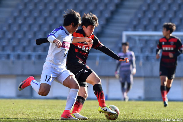 浦項の選手にプレッシャーを与える渡部 快斗（広島ユース）【JINYC GS 第3節 広島ユースvs浦項スティーラーズ】