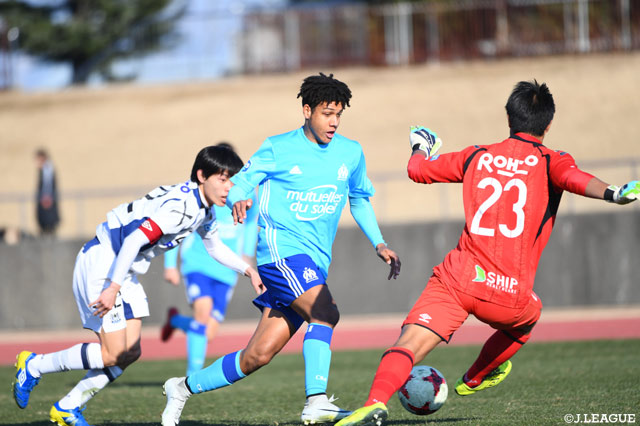 安定したセービングを見せた駒井 幸弘（右）【JINYC GS 第3節 Ｇ大阪ユースvsオリンピック・マルセイユ】