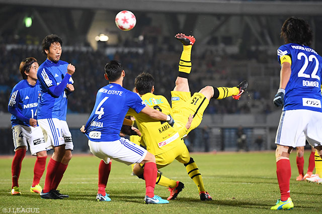 華麗なオーバーヘッドキックでゴールを強襲したキム ボギョン（柏）【天皇杯 準決勝 横浜FMvs柏】