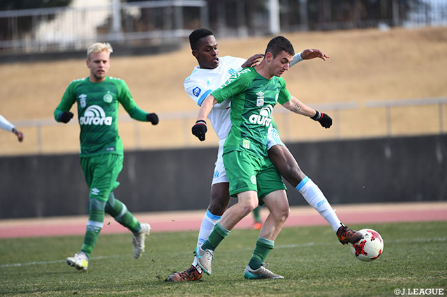 両チーム勝利を目指し、中盤で激しいデュエルを展開した【JINYC 7/8位決定戦 シャペコエンセvsオリンピック・マルセイユ】