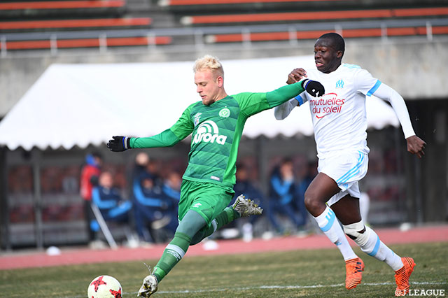 ドリブルで持ち込み、シュートを放つシャペコエンセの選手【JINYC 7/8位決定戦 シャペコエンセvsオリンピック・マルセイユ】