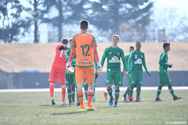 PK戦の末、拮抗した試合をモノにし喜ぶ選手たち【JINYC 7/8位決定戦 シャペコエンセvsオリンピック・マルセイユ】