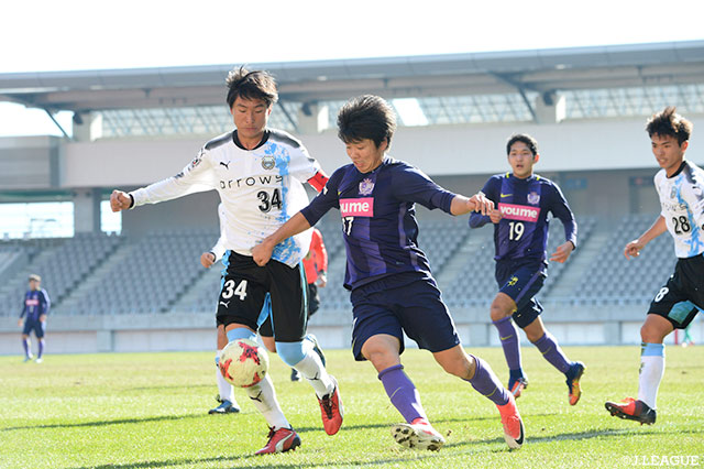 ドリブルを仕掛ける渡部 快斗(広島ユース)と厳しく寄せる高吉 正真(川崎Ｆ Ｕ-18)【JINYC 3/4位決定戦 川崎Ｆ Ｕ-18vs広島ユース】