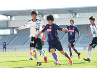 ドリブルを仕掛ける渡部 快斗(広島ユース)と厳しく寄せる高吉 正真(川崎Ｆ Ｕ-18)【JINYC 3/4位決定戦 川崎Ｆ Ｕ-18vs広島ユース】