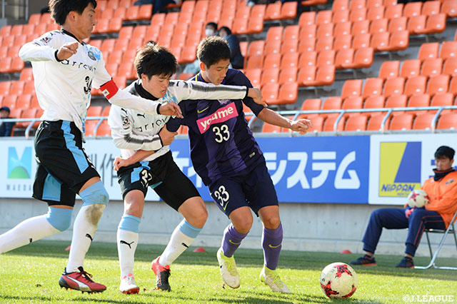 体を使ってボールをキープする土肥 航大(広島ユース)を2人掛かりで寄せる川崎Ｆ Ｕ-18【JINYC 3/4位決定戦 川崎Ｆ Ｕ-18vs広島ユース】