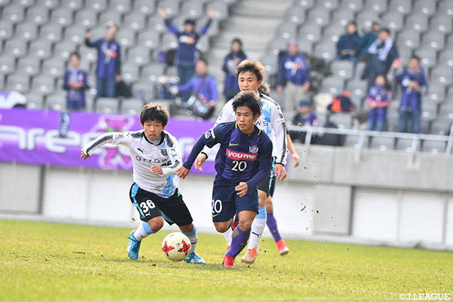 積極的にドリブルを仕掛け川崎Ｆのゴールに迫った桂 陸人(広島ユース)【JINYC 3/4位決定戦 川崎Ｆ Ｕ-18vs広島ユース】