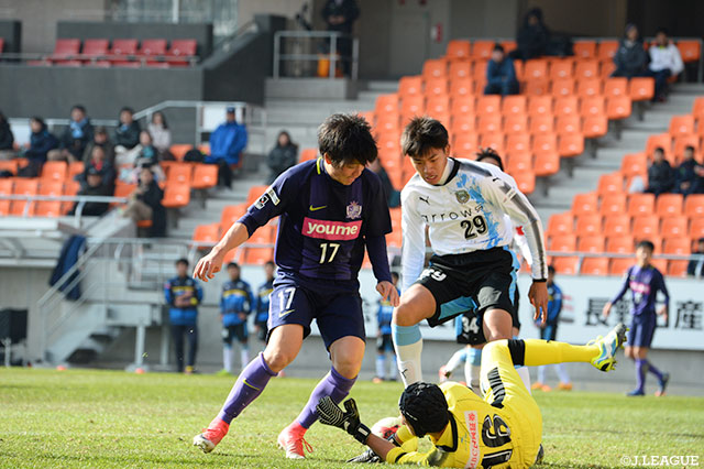 相手ゴールに迫るも安福 祐一(川崎Ｆ Ｕ-18)の好守に阻まれ得点ならず【JINYC 3/4位決定戦 川崎Ｆ Ｕ-18vs広島ユース】