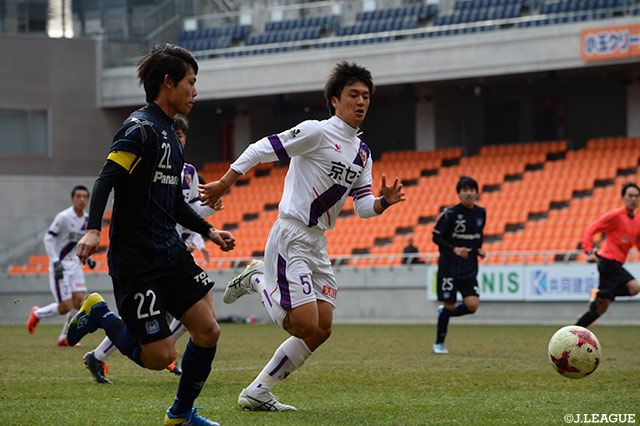 守備からチームを鼓舞する江川 慶城(京都Ｕ-18)と岡治 秀明(Ｇ大阪ユース)の両キャプテン【JINYC 決勝 京都Ｕ-18vsＧ大阪ユース】