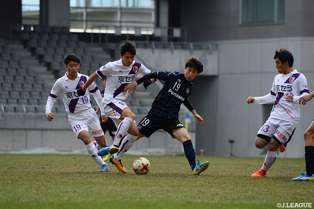3人の京都の選手に囲まれながらボールをキープする足立 翼(Ｇ大阪ユース)【JINYC 決勝 京都Ｕ-18vsＧ大阪ユース】
