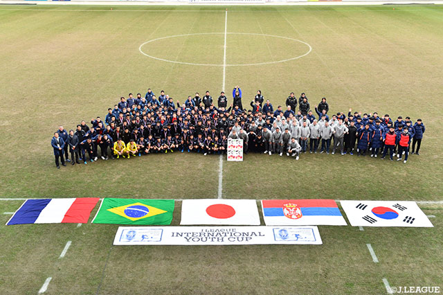 互いの健闘を称えあい、JINYCの出場チームでの記念撮影【JINYC 決勝 京都Ｕ-18vsＧ大阪ユース】