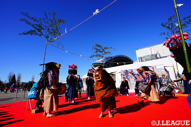 スタジアムの外で獅子舞がパフォーマンス！こうした行事が観られるのも元日ならでは【天皇杯 決勝 Ｃ大阪vs横浜FM】