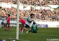 完璧な抜け出しと胸トラップから、冷静にGKとの一対一を制した伊藤 翔。準決勝から連続ゴールをマーク【天皇杯 決勝 Ｃ大阪vs横浜FM】