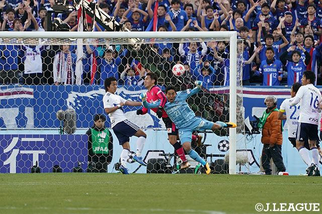 Ｃ大阪の攻撃を体を張って守るGK飯倉 大樹。ゴール前では両チームの意地と意地がぶつかり合う【天皇杯 決勝 Ｃ大阪vs横浜FM】