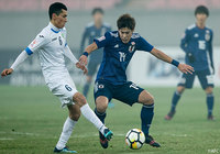 ウズベキスタンの激しいプレッシャーに受ける髙木 彰人【AFC U-23選手権 中国2018 準々決勝 U-21日本vsU-23ウズベキスタン】