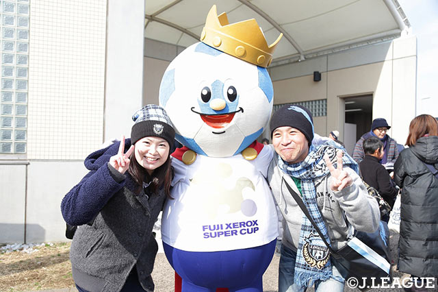 我らがＪリーグキング、マスコット総選挙は残念な結果となりましたが、笑顔でファンをグリーティング【FUJI XEROX SUPER CUP 2018】