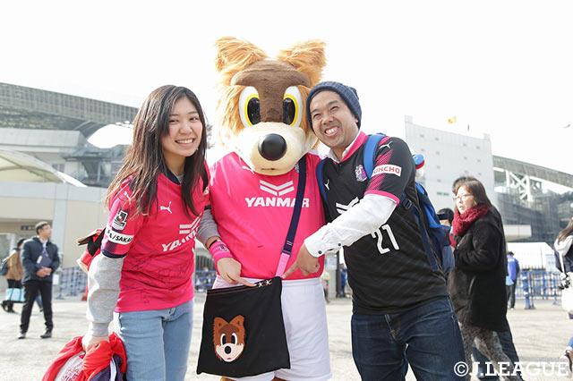 今日の主役の一人、Ｃ大阪のロビー。お手製のバッグにカップ二冠を表す星が付きました！【FUJI XEROX SUPER CUP 2018】